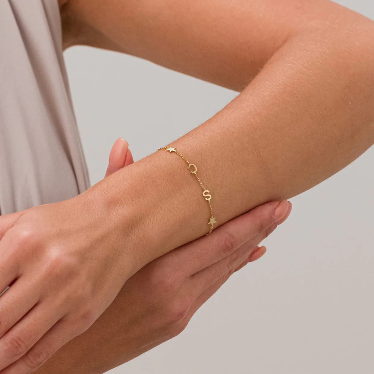 Personlig sideveis initialarmbånd