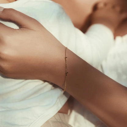 Personlig sideveis initialarmbånd